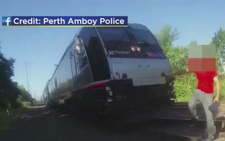 La desesperada carrera de un policía para salvar a un hombre a punto de ser arrollado por un tren