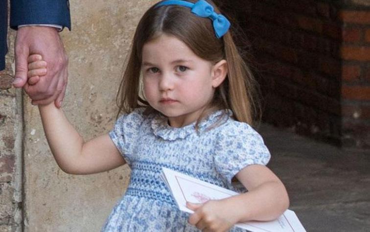 Princesa Charlotte encara a los reporteros gráficos frente a sus padres