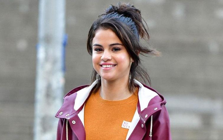 Aparece Selena Gomez exageradamente risueña y con mensaje en su polera