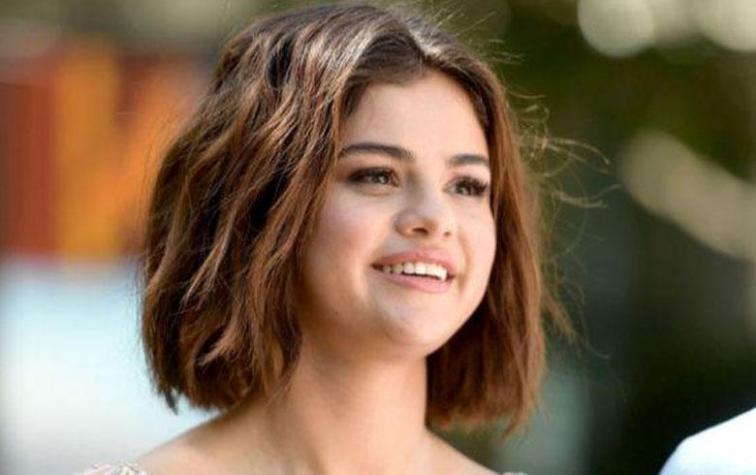 Selena Gomez es sorprendida con look veraniego ¡y mucha sangre!