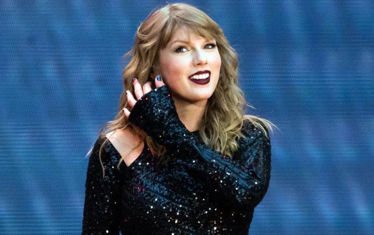 Taylor Swift y su novio pasan románticas vacaciones en el caribe