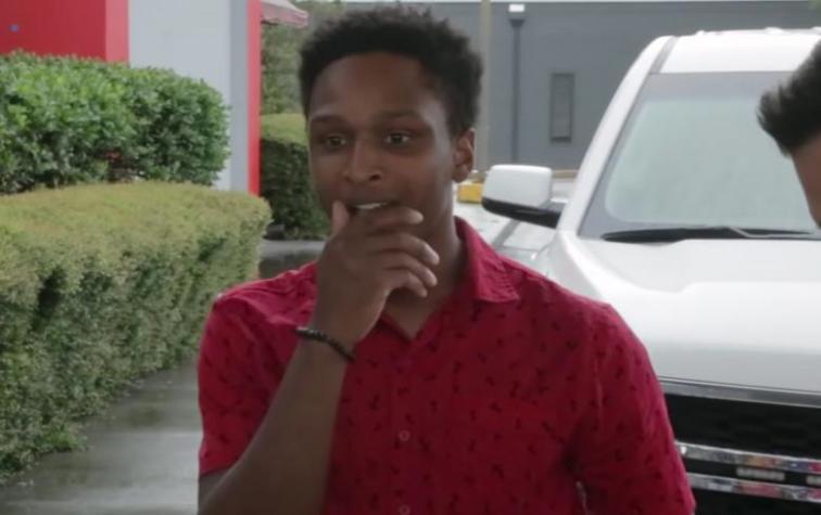 Estudiante caminó 22 kilómetros para llegar a su trabajo y en recompensa su jefe le regaló su automóvil