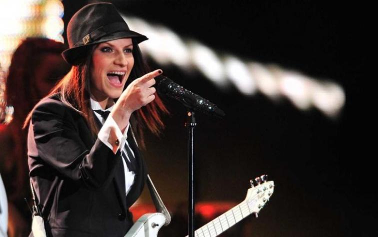Laura Pausini es golpeada por una fanática en pleno concierto