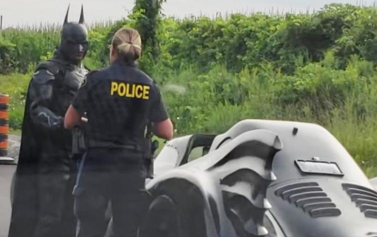 La policía detuvo a Batman en plena carretera y el video ya supera las 135 mil reproducciones