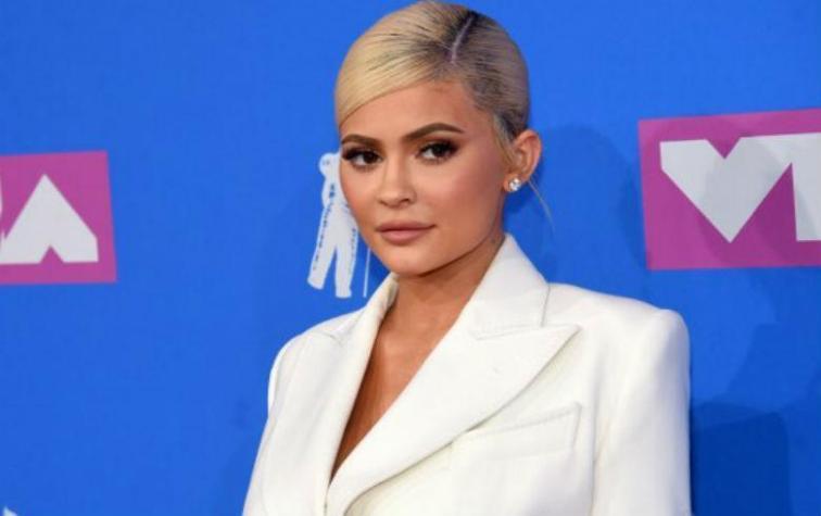 Kylie Jenner deslumbró solo con un blazer y un cinturón en los VMA’s