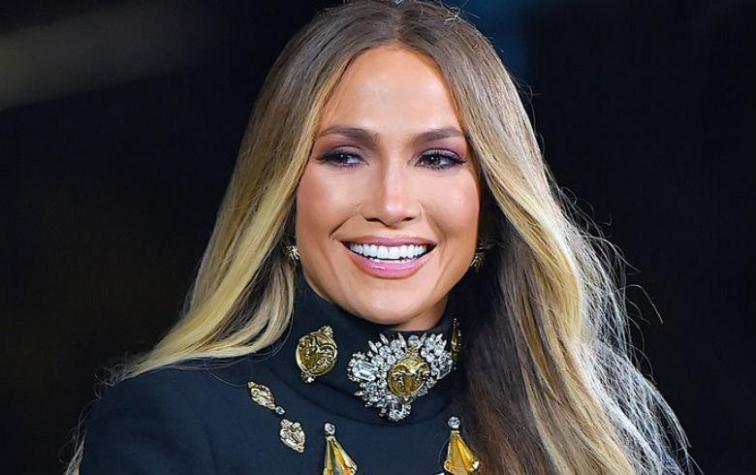 Jennifer Lopez llegó a premiación vistiendo solo una camisa