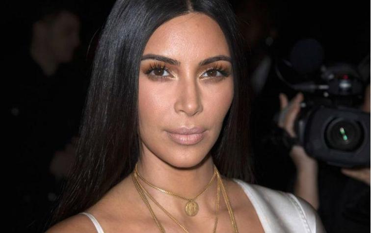 Kim Kardashian se convierte en meme por extraña pose en una foto