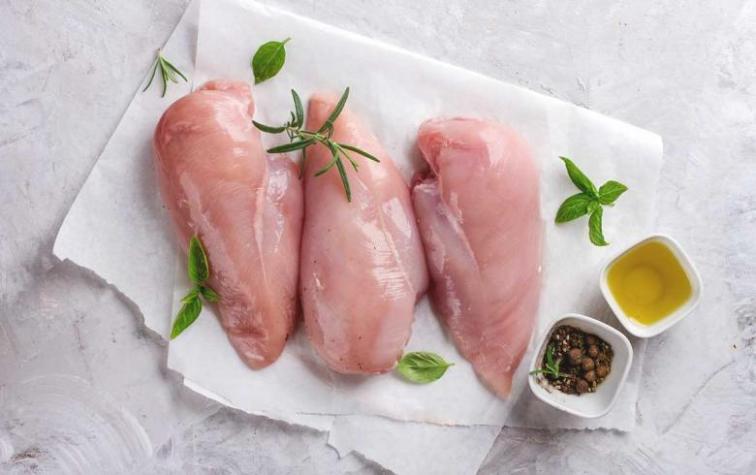 La inesperada muerte de una mujer tras comer unos bocados de pollo crudo en un restaurante