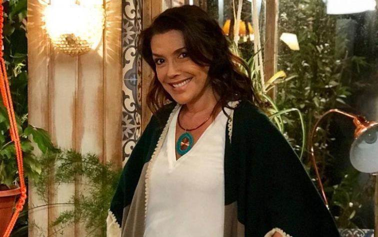 Carolina Arregui posa con sus dos hijas y parece hermana de ellas