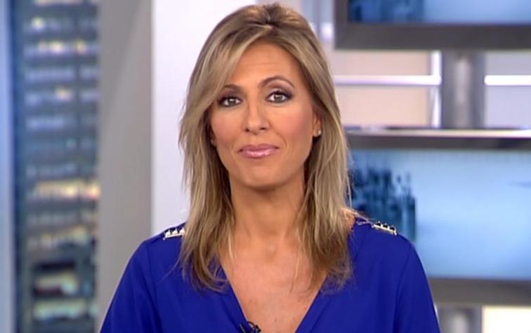 El asqueroso percance de una presentadora de noticias "con un pie" en un avión