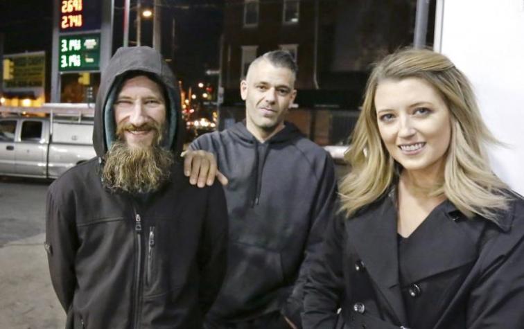 Indigente acusa a pareja de no darle los miles de dólares que recaudaron para sacarlo de la calle