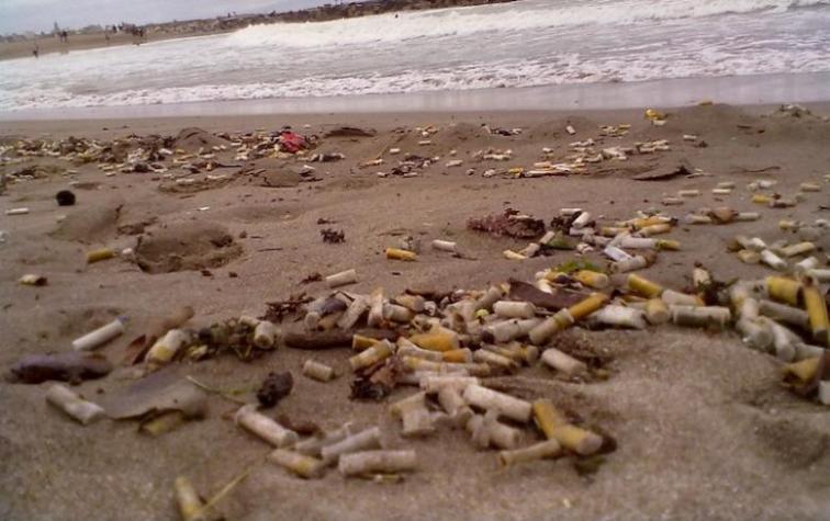 Las colillas de los cigarrillos contaminan más los océanos que las pajitas de plástico