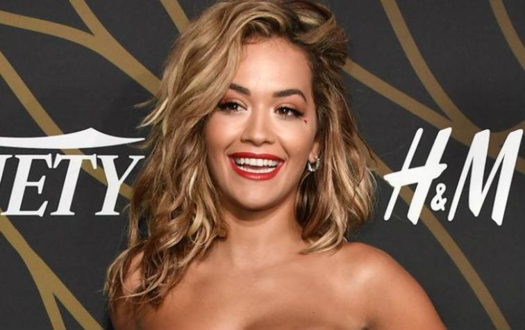 Rita Ora demuestra con raro vestido que en gustos no hay nada escrito