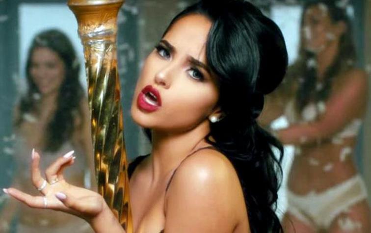 Becky G soprende con calidad vocal al ritmo de Sin Pijama versión acústica