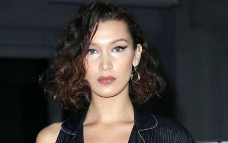 Una polera de algodón e imponentes accesorios son el outfit de noche de Bella Hadid 