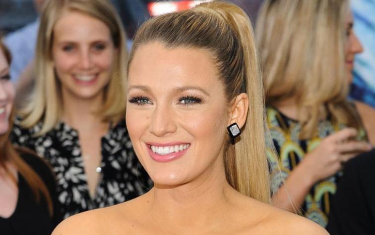 Blake Lively luce dos blazers sin sostén debajo