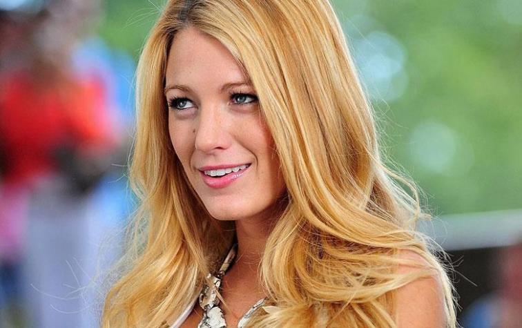 Blake Lively apuesta por el traje de dos piezas 