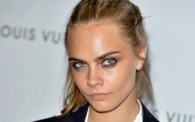 Cara Delevingne besa a actriz de Pretty Little Liars