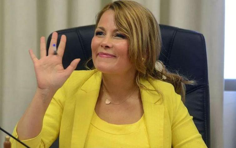 Denuncian a Cathy Barriga por realizar el famoso "Kiki Challenge" en un vehículo fiscal