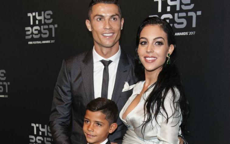Mamá de Cristiano Ronaldo demuestra que no le agrada la novia de su hijo
