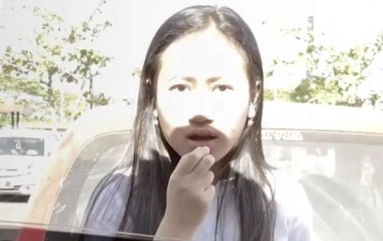 Se estaba arreglando frente a la ventana de un automóvil y pasó la vergüenza de su vida