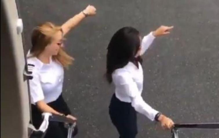 Otro nivel: dos pilotos realizan el desafío "In My Feelings Challenge" desde un avión en marcha