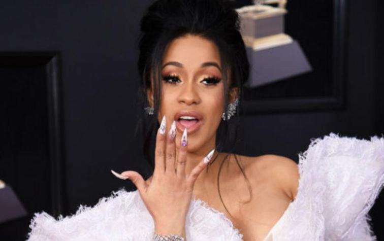 Cardi B posa completamente desnuda a poco más de un mes de dar a luz