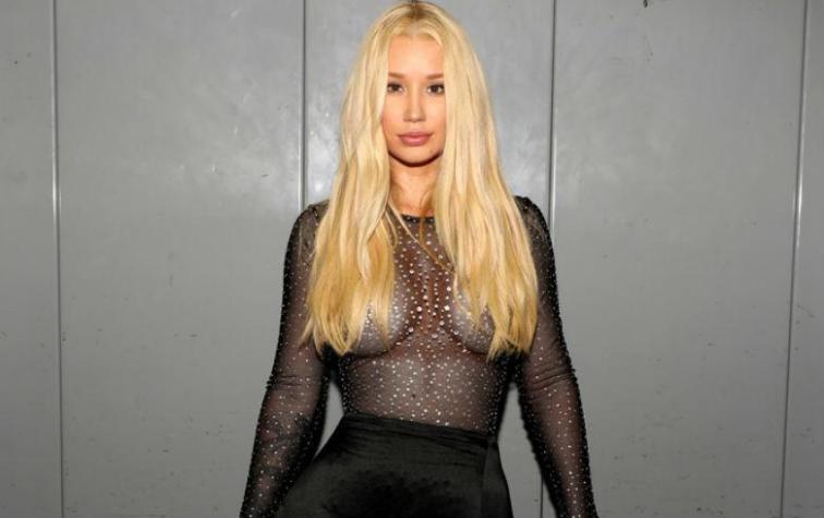 Iggy Azalea posa solo con una cartera