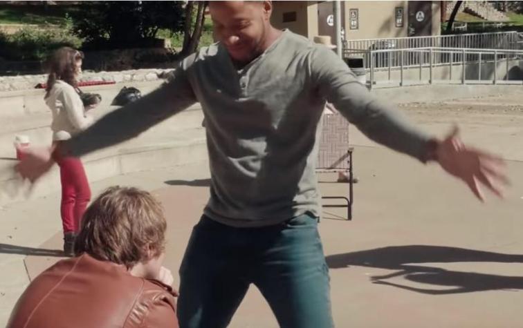 Mago callejero lo hizo "invisible" ante decenas de personas y su reacción saca carcajadas en la web