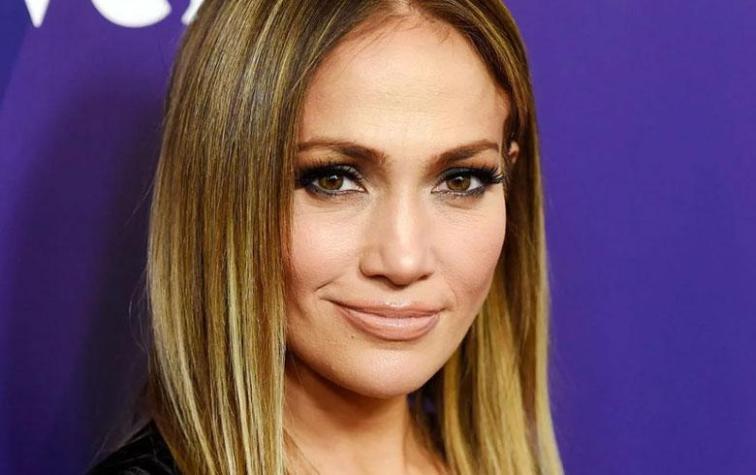 Jennifer Lopez luce llamativo look rosa con guatita al aire