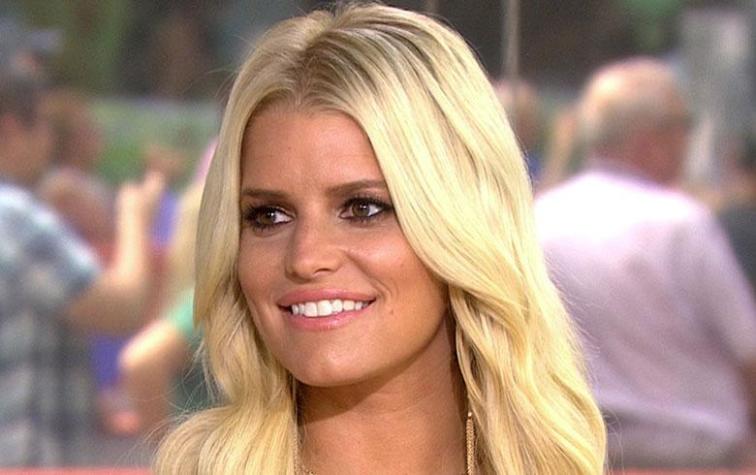 Jessica Simpson rompe las reglas y usa animal print con estampado floral