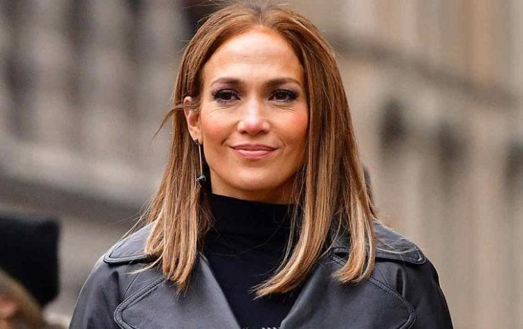 Jennifer Lopez esconde sus curvas con look elegante 