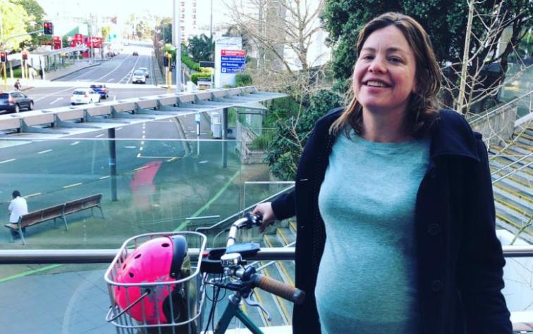 Ministra de Nueva Zelanda se fue en bicicleta al hospital para dar a luz a su primer hijo