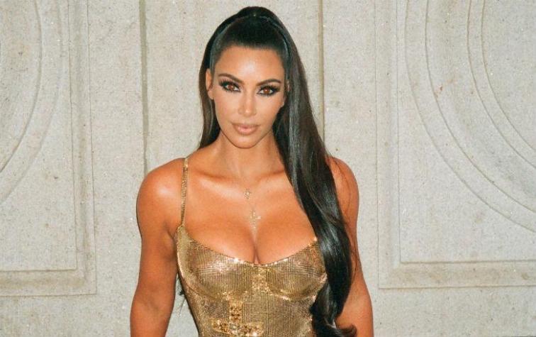 Kim Kardashian aparece con el cabello fosforescente