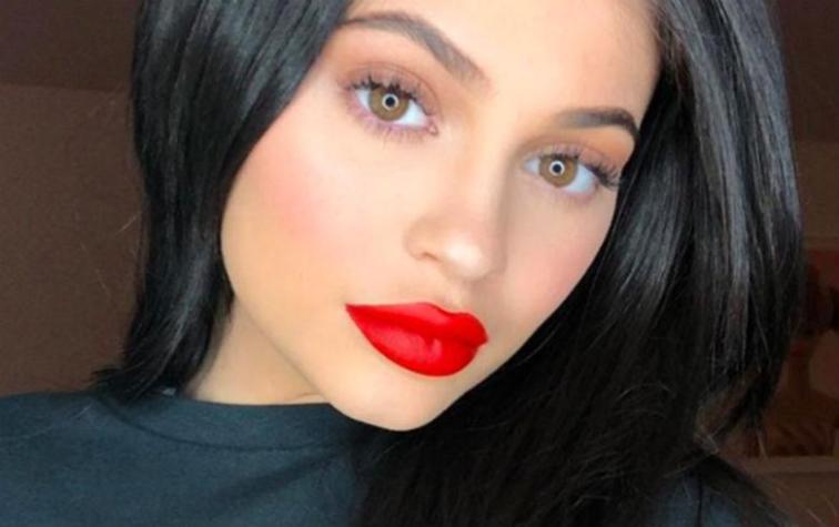 Sobrecargado maquillaje dejó irreconocible a Kylie Jenner