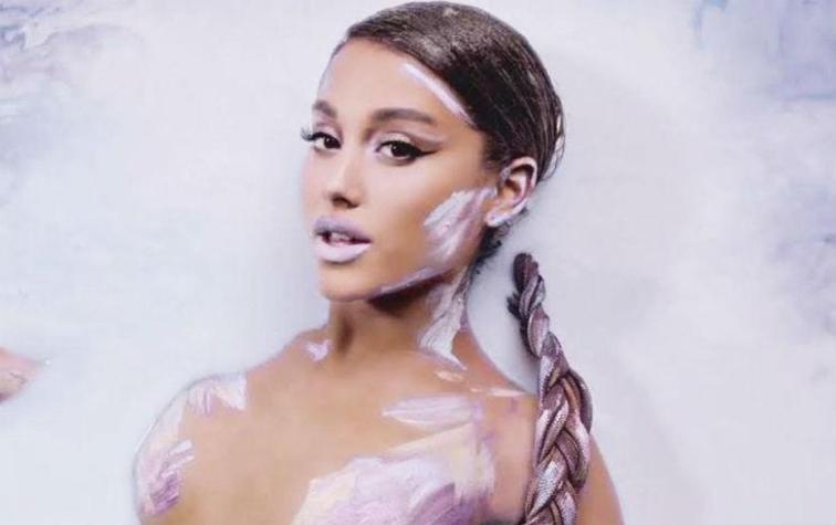 Ariana Grande para en seco a usuario que la acusó de ser infiel a su ex novio