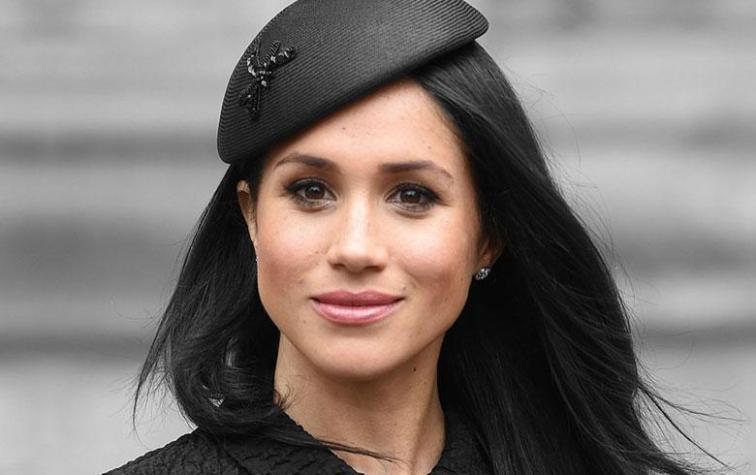 Meghan Markle le pone formalidad al vestido tipo blazer