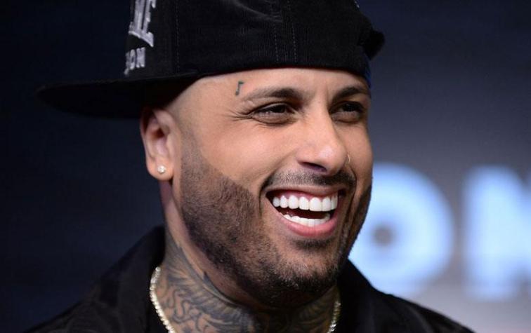 Nicky Jam se asusta en el escenario y termina riéndose de sí mismo