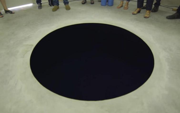 Fue a un museo, cayó al interior de una obra de arte abstracto y acabó hospitalizado