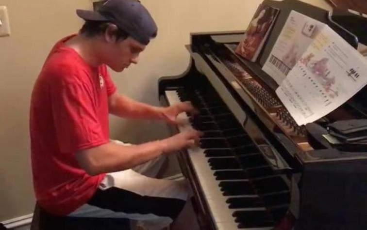 Pidieron una pizza y el repartidor terminó tocando Beethoven en el piano de la casa
