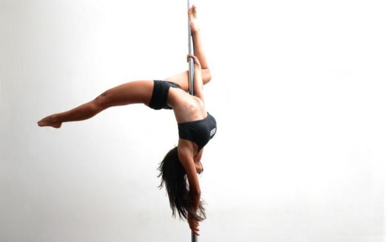 Suspenden a profesora por bailar “pole dancing” en su tiempo libre