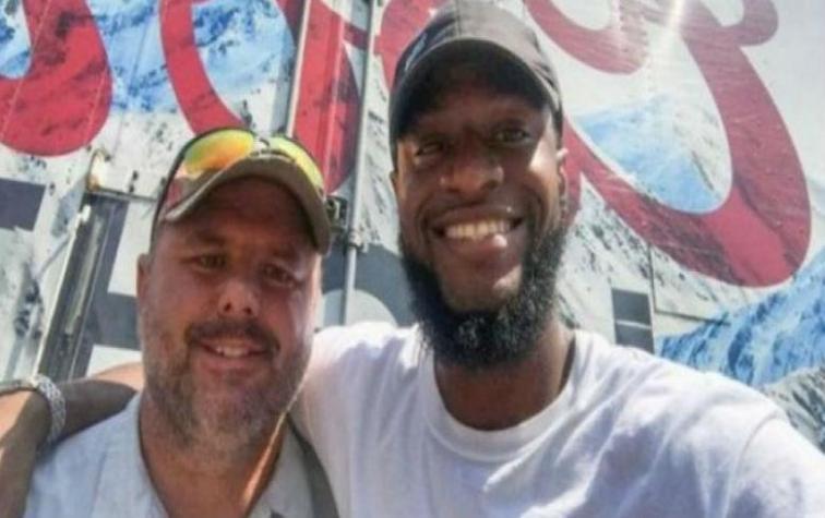 Lo salvaron de lanzarse desde un puente ofreciéndole 12 cervezas heladas