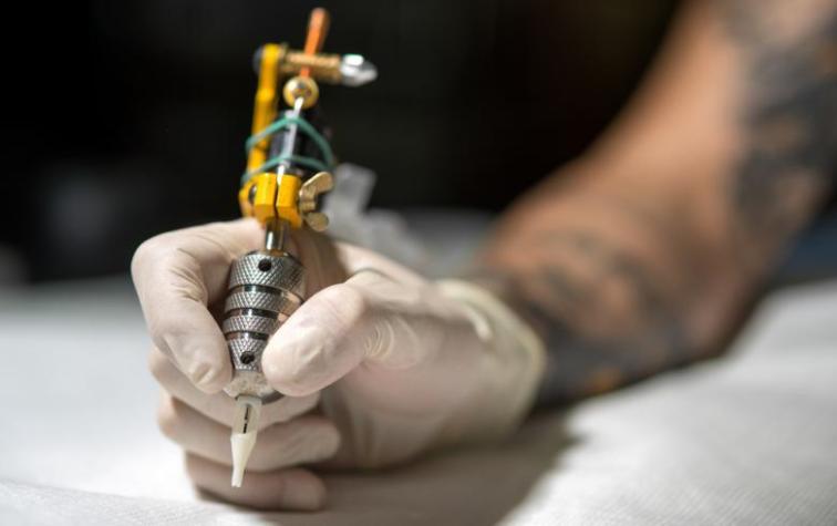 Jóvenes le pagaron 75 mil pesos a un mendigo por tatuarse un nombre en la frente