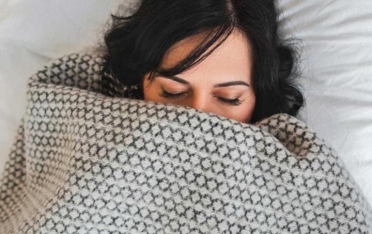 ¿Por qué hay personas que necesitan taparse para dormir aunque haga calor?