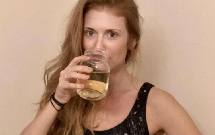 Mujer bebe su propia orina para atenuar los dolores que le provoca la fibromialgia