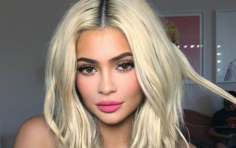 Kylie Jenner posa en bikini junto a su hija Stormi