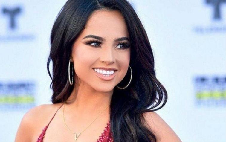 Becky G impacta con osado pantalón que resalta su retaguardia  