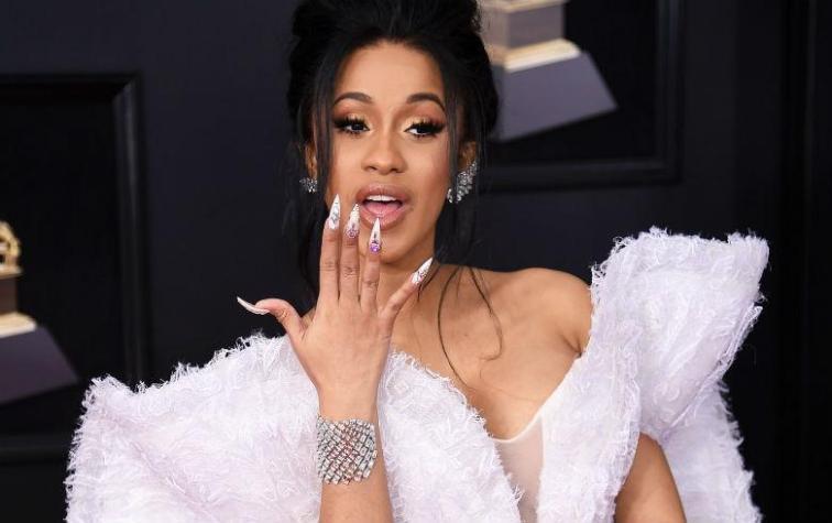 Cardi B impacta con cintura de avispa a dos meses de dar a luz