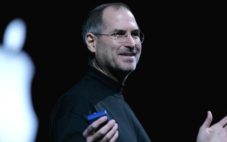 Hija de Steve Jobs revela que su padre la obligaba a verlo teniendo relaciones con su pareja