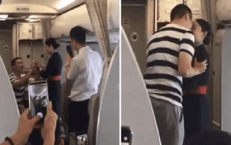 Azafata acepta propuesta de matrimonio en pleno vuelo y sufre un duro castigo